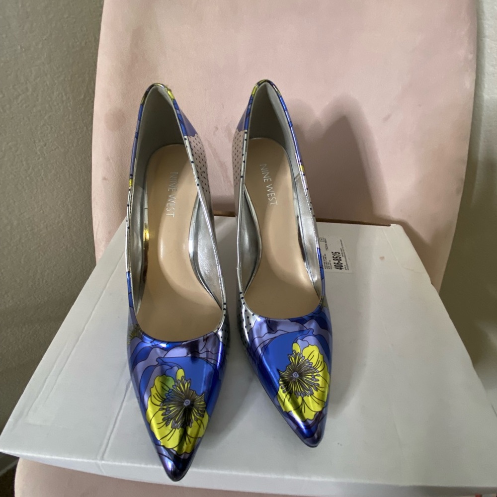 Nine West Silver Blue Yellow Purple Floral Shoes size 8 excellent condition